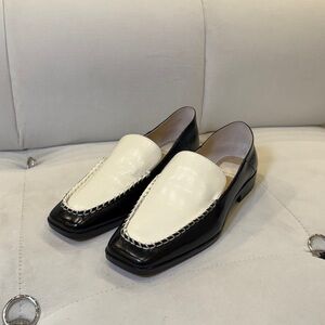 Dolce Vita Black Flats with Sleek Design